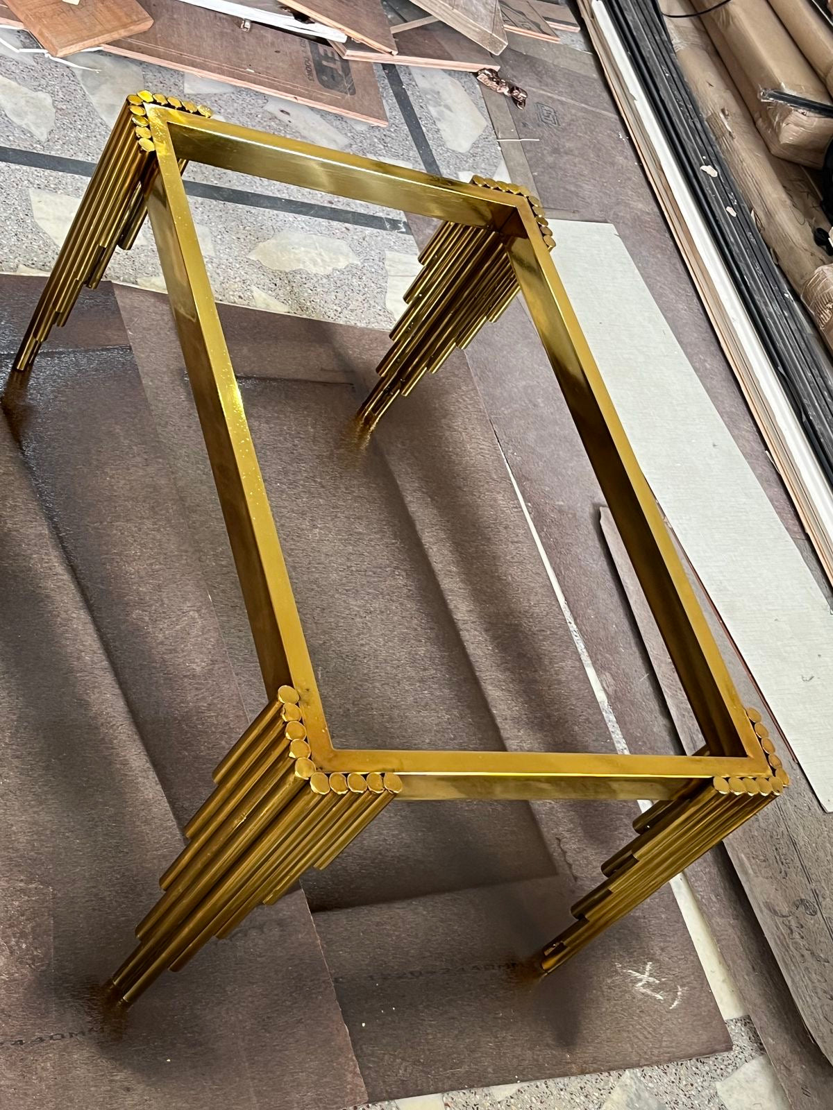 𝐃𝐈𝐍𝐈𝐍𝐆 𝐓𝐀𝐁𝐋𝐄𝐒